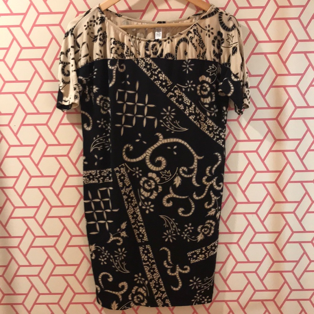 DVF 100 % silk size 2 black and cream dress